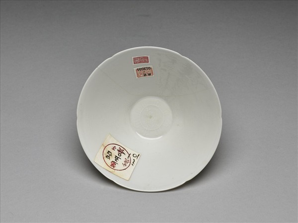 甜白釉番蓮八寶紋葵瓣口碗