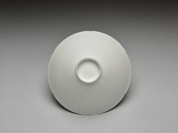 甜白釉番蓮八寶紋葵瓣口碗