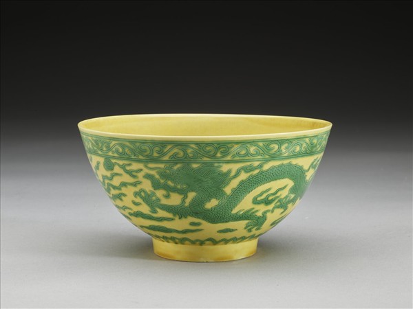 嬌黃釉綠彩龍鳳紋碗
