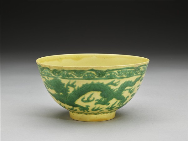 嬌黃釉綠彩龍鳳紋碗