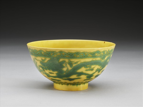 嬌黃釉綠彩龍鳳紋碗