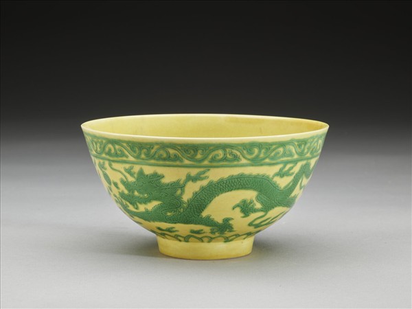 嬌黃釉綠彩龍鳳紋碗