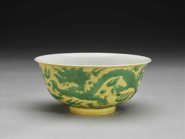 嬌黃釉綠彩雙龍戲珠紋碗