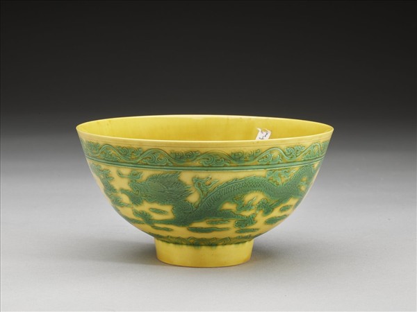 嬌黃釉綠彩龍鳳紋碗