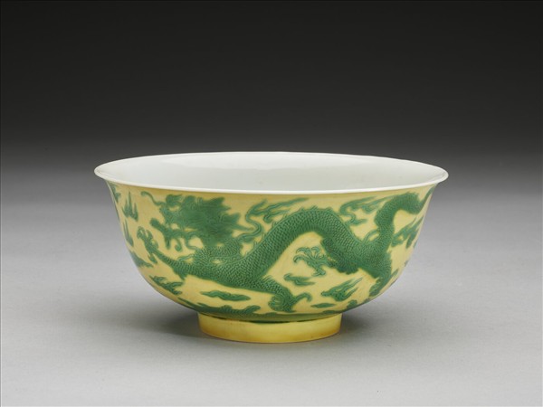 嬌黃釉綠彩雙龍戲珠紋碗