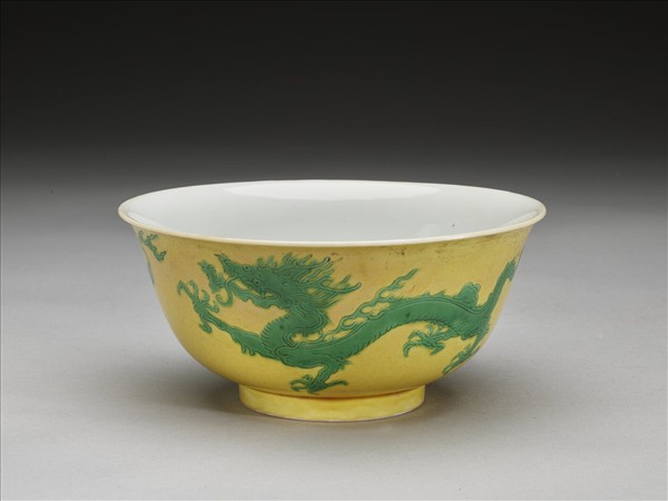 嬌黃釉綠彩雙龍戲珠紋碗