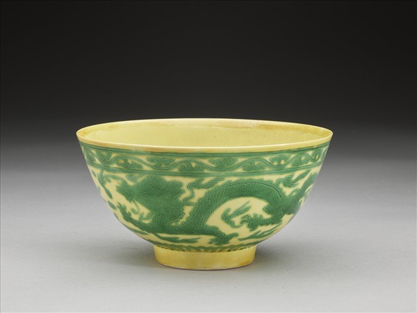 嬌黃釉綠彩龍鳳紋碗