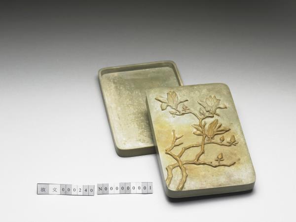綠夾黃刻玉蘭花石盒