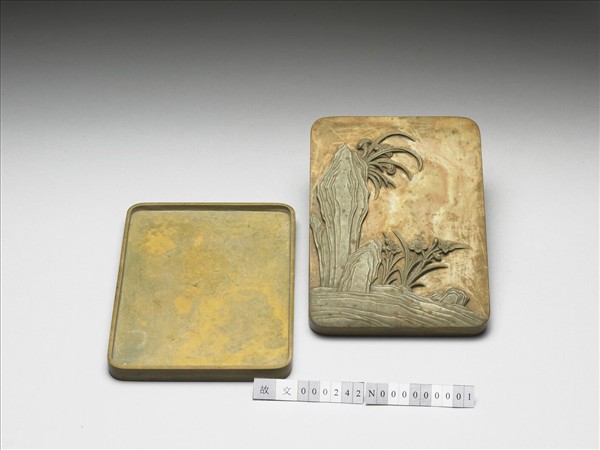 綠夾黃刻水仙石盒