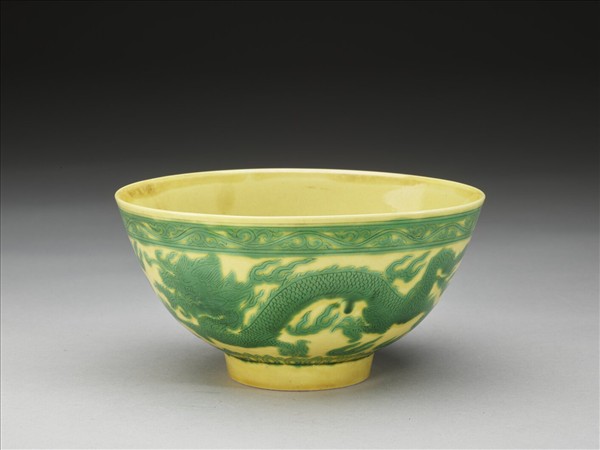 嬌黃釉綠彩龍鳳紋碗
