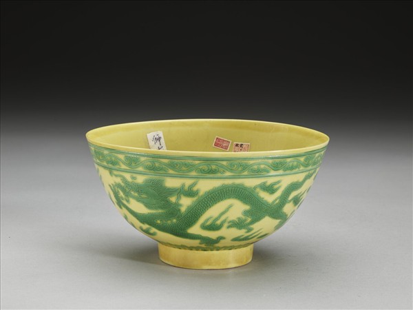 嬌黃釉綠彩龍鳳紋碗