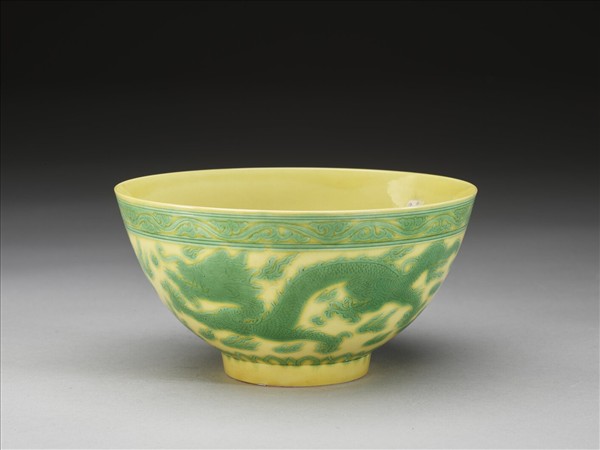 嬌黃釉綠彩龍鳳紋碗