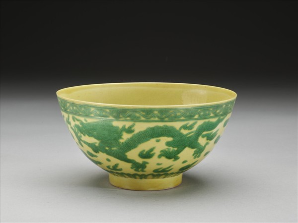 嬌黃釉綠彩龍鳳紋碗