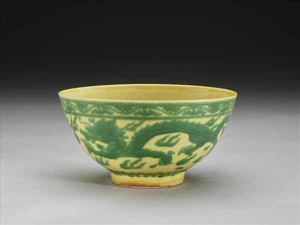 嬌黃釉綠彩龍鳳紋碗