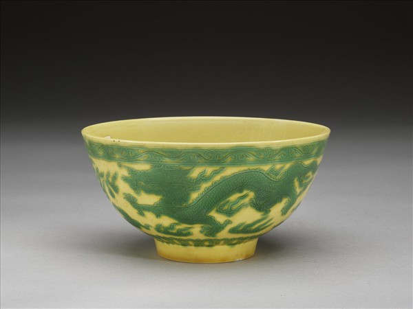 嬌黃釉綠彩龍鳳紋碗