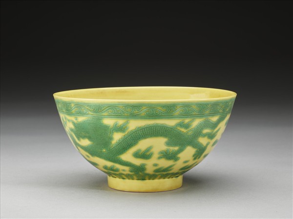 嬌黃釉綠彩龍鳳紋碗