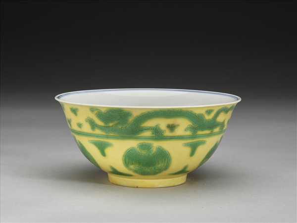 嬌黃釉綠彩龍鳳紋碗