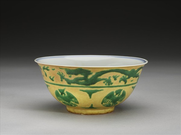 嬌黃釉綠彩龍鳳紋碗