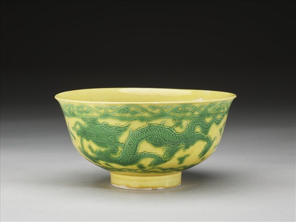嬌黃釉綠彩雙龍戲珠紋碗