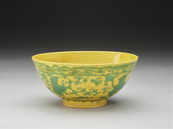 嬌黃釉綠彩龍鳳紋碗