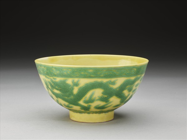 嬌黃釉綠彩龍鳳紋碗