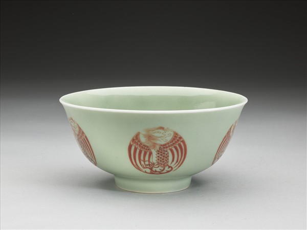 冬青釉描紅團鳳紋碗