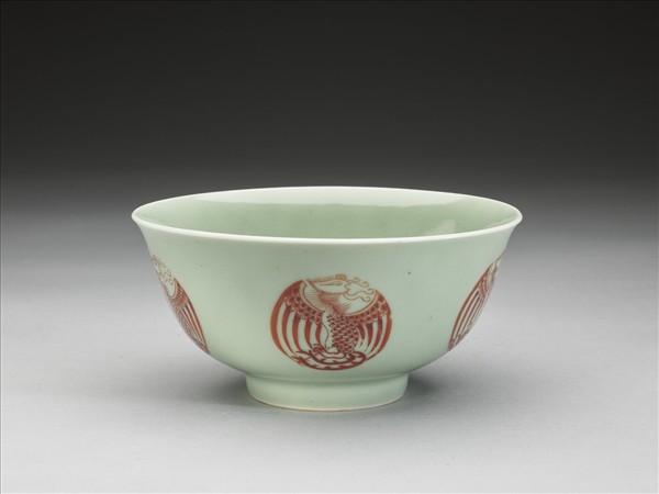 冬青釉描紅團鳳紋碗