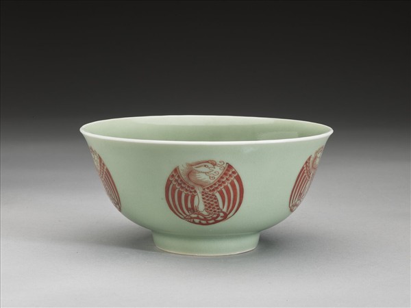 冬青釉描紅團鳳紋碗