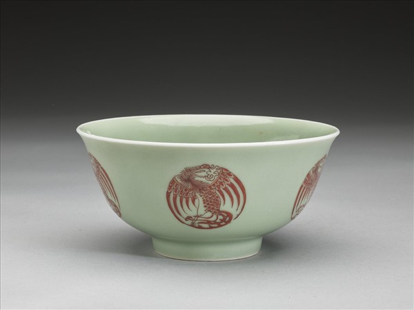 冬青釉描紅團鳳紋碗