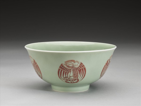 冬青釉描紅團鳳紋碗
