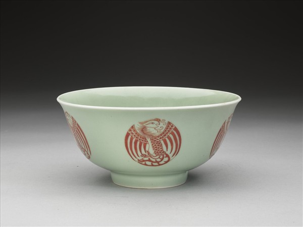 冬青釉描紅團鳳紋碗
