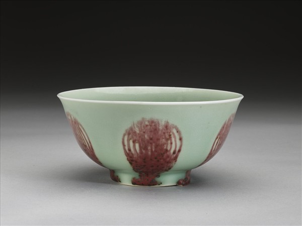 冬青釉紅彩團鳳紋碗