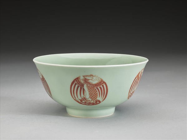 冬青釉描紅團鳳紋碗