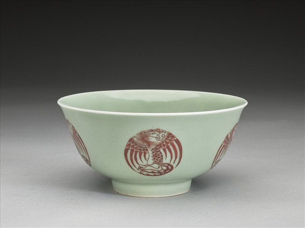 冬青釉描紅團鳳紋碗