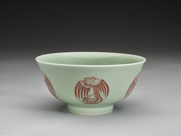 冬青釉描紅團鳳紋碗