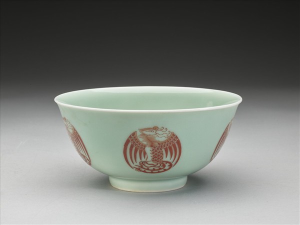 冬青釉描紅團鳳紋碗