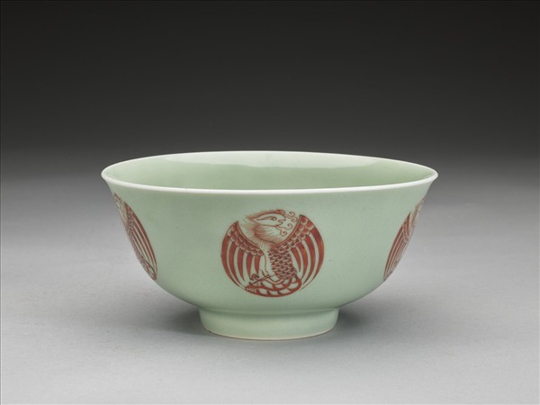 冬青釉描紅團鳳紋碗