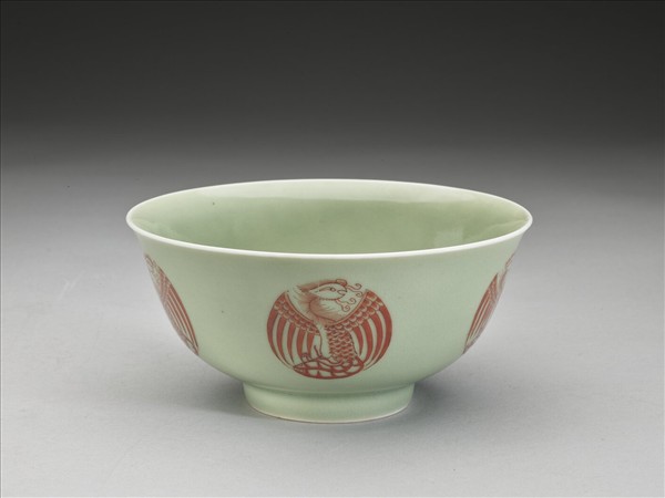 冬青釉描紅團鳳紋碗