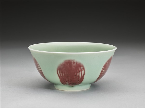 冬青釉紅彩團鳳紋碗