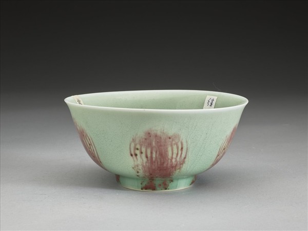 冬青釉紅彩團鳳紋碗