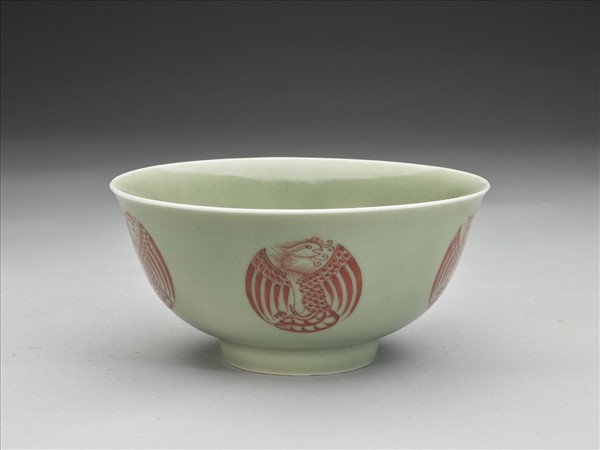 冬青釉描紅團鳳紋碗