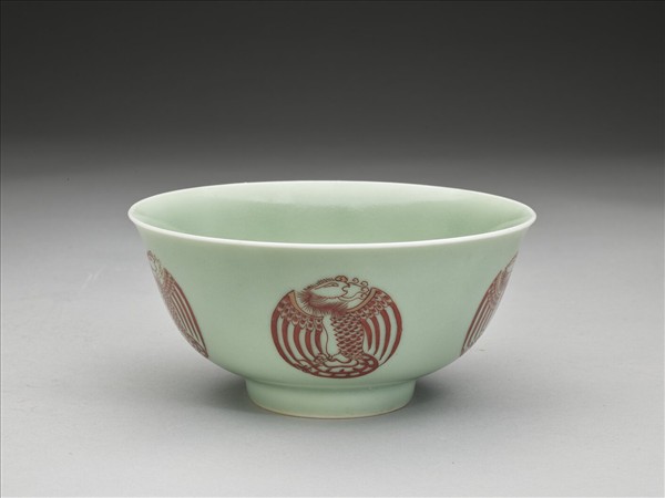 冬青釉描紅團鳳紋碗