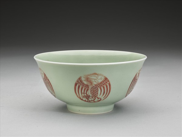 冬青釉描紅團鳳紋碗