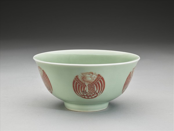 冬青釉描紅團鳳紋碗