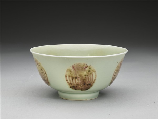 冬青釉紅彩團鳳紋碗