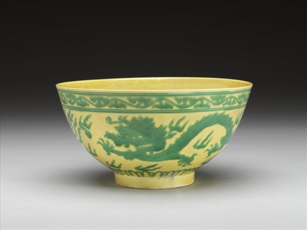 嬌黃釉綠彩龍鳳紋碗