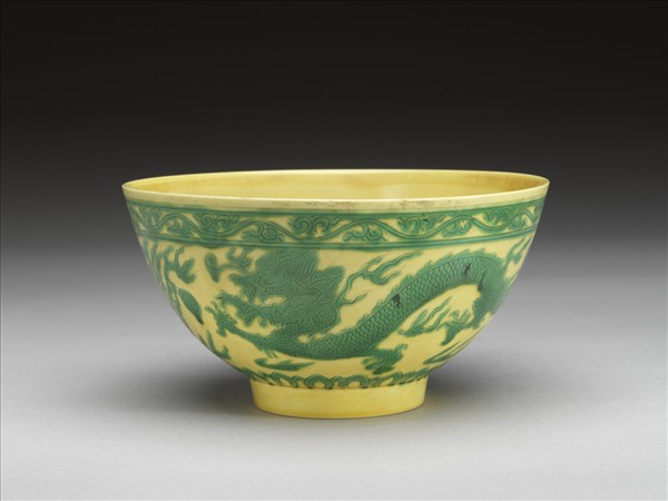 嬌黃釉綠彩龍鳳紋碗