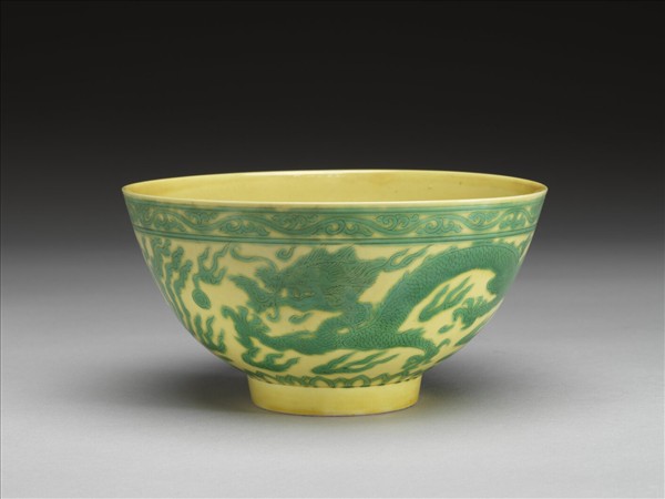 嬌黃釉綠彩龍鳳紋碗