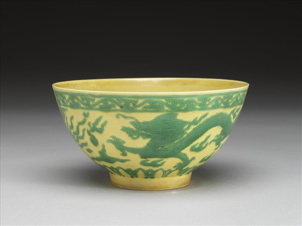 嬌黃釉綠彩龍鳳紋碗