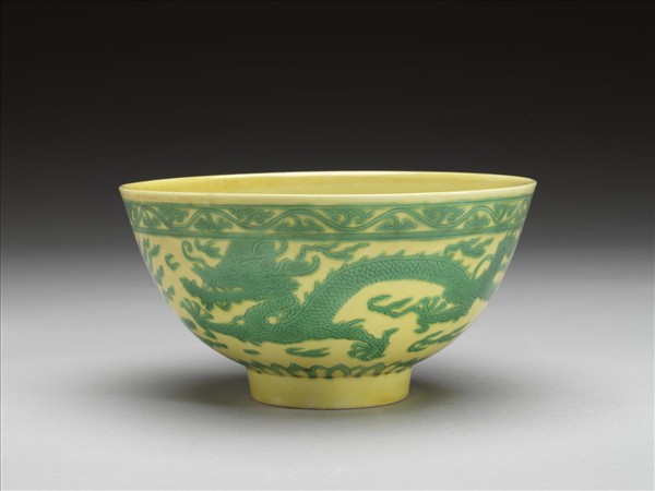 嬌黃釉綠彩龍鳳紋碗